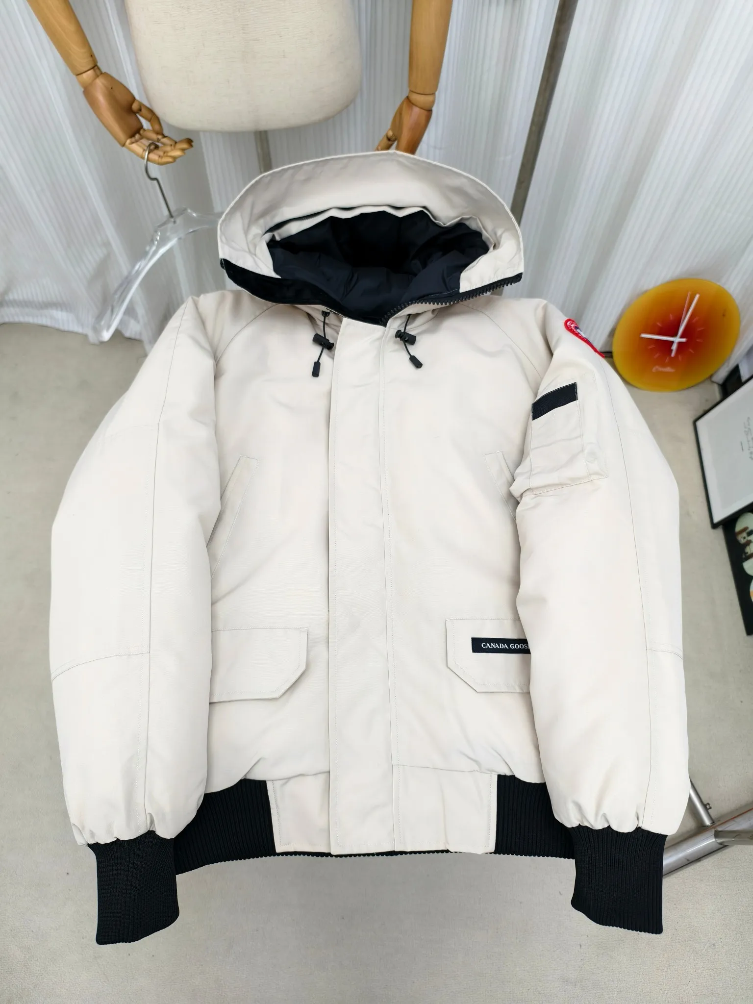 P720 ————2050M model/new 01 model (high version) Canada goose Canada Goose Chilliwack bomber jacket is one of our popular styles. The upgraded version adopts streamlined hood details and improved trimmings. The Chilliwack bomber jacket was originally designed for pilots in the post-war no-man's land in northern Canada. It is durable, warm and easy to move. The inside is filled with white duck down, which has higher thermal insulation performance. Chilliwack's iconic style, enduring popularity, is a popular jacket from Canada Goose. Customize your parka with our variety of interchangeable hood trim accessories to extend the coverage of your hood. Hip-length, the bomber jacket's knitted cuffs and hem are mid-length for freedom of movement. Rib knit cuffs and hem improve fit and seal in heat.  2050M is an upgraded version of the old version 01. Color: black, gray, off-white, navy. Size: XS-2XL